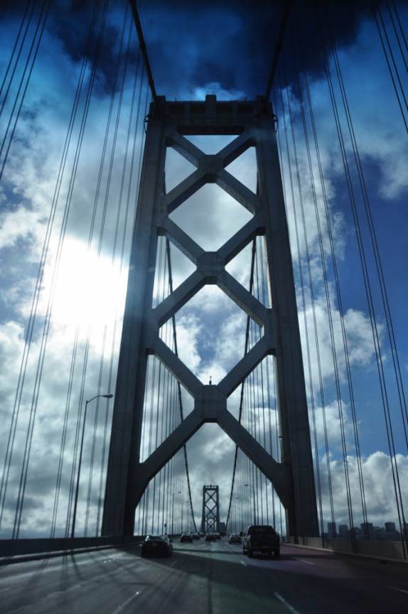 Chegando à San Francisco, na Califórnia, nos Estados Unidos. Não é ainda a Golden Gate, mas a Bay Bridge